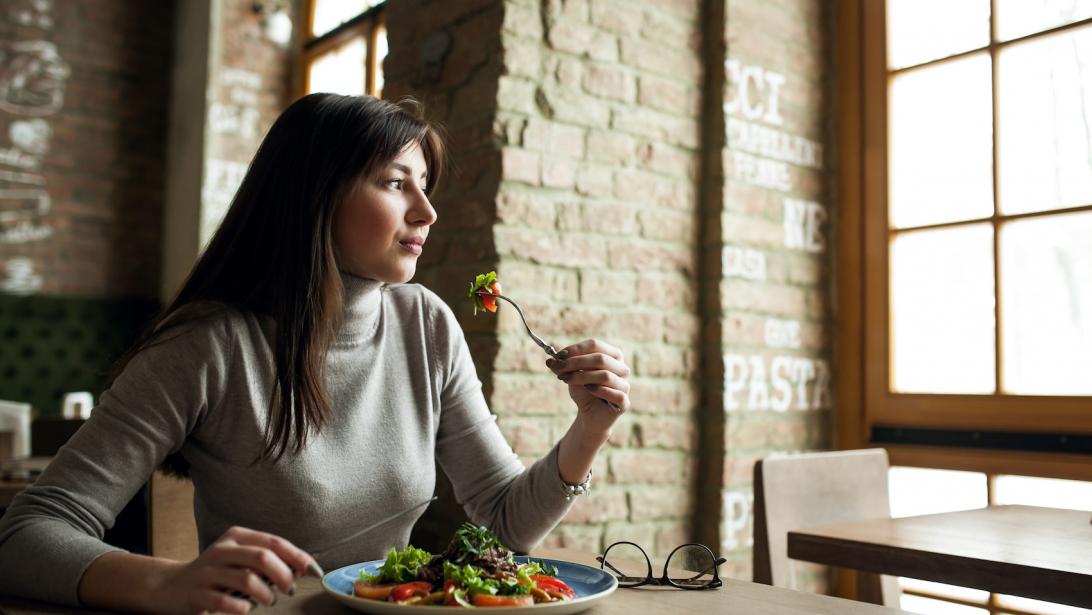 "Mindful eating": 6 choses à faire en mangeant pour être plus zen "Mindful eating": 6 choses à faire en mangeant pour être plus zen