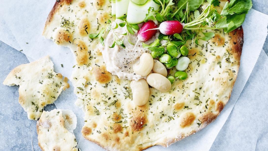 Croquantes et moelleuses, découvrez les fines galettes au romarin et houmous Croquantes et moelleuses, découvrez les fines galettes au romarin et houmous