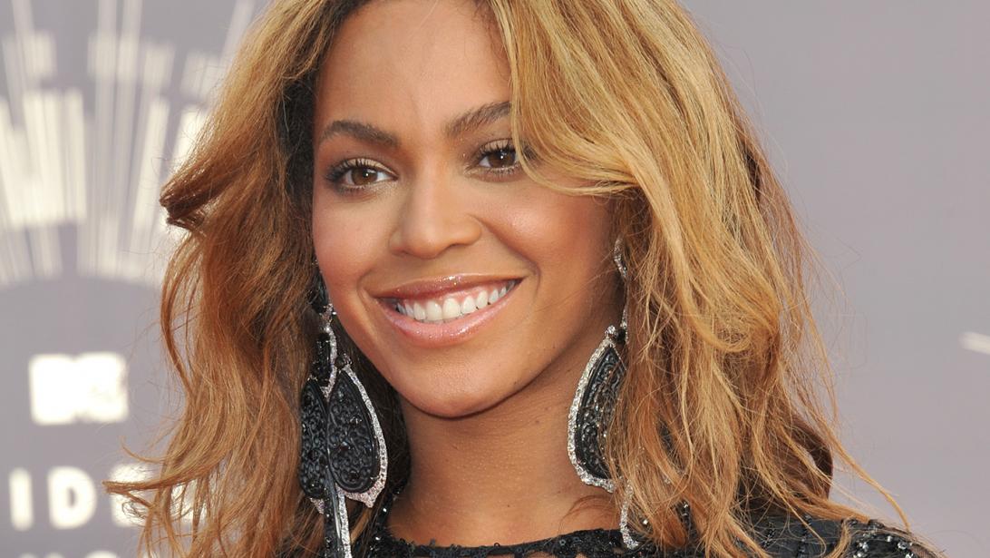 Beyoncé laat haar gigantische baby bump tatoeëren! Beyoncé laat haar gigantische baby bump tatoeëren!