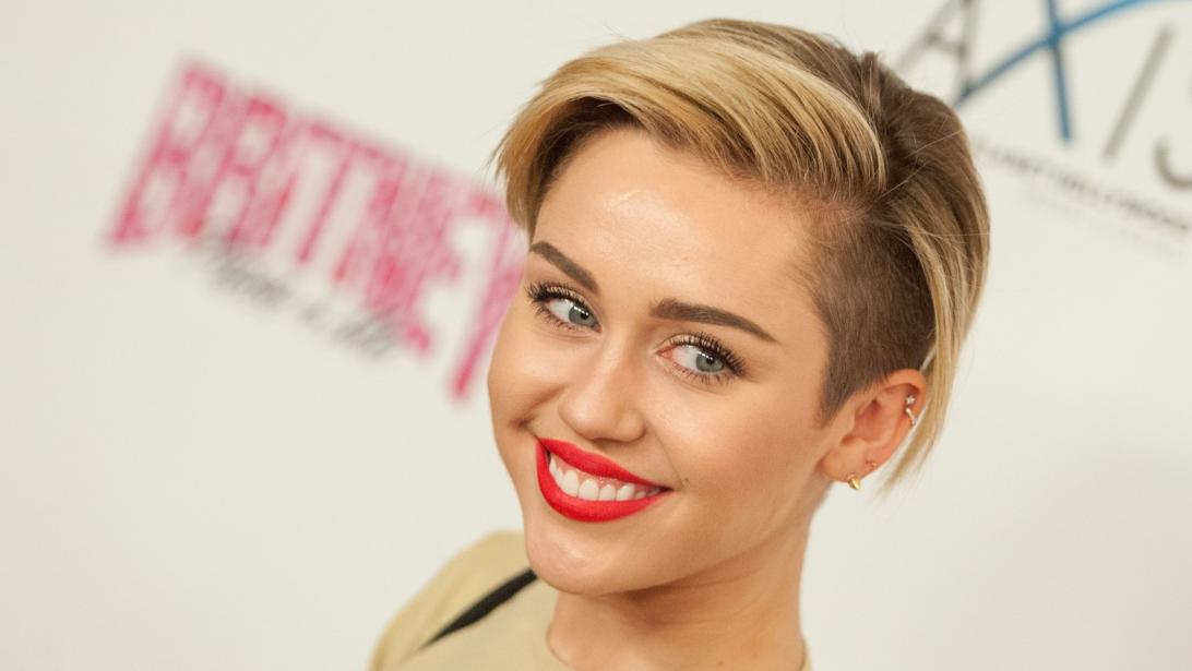 Miley Cyrus: zoom sur son évolution en 12 looks surprenants Miley Cyrus: zoom sur son évolution en 12 looks surprenants