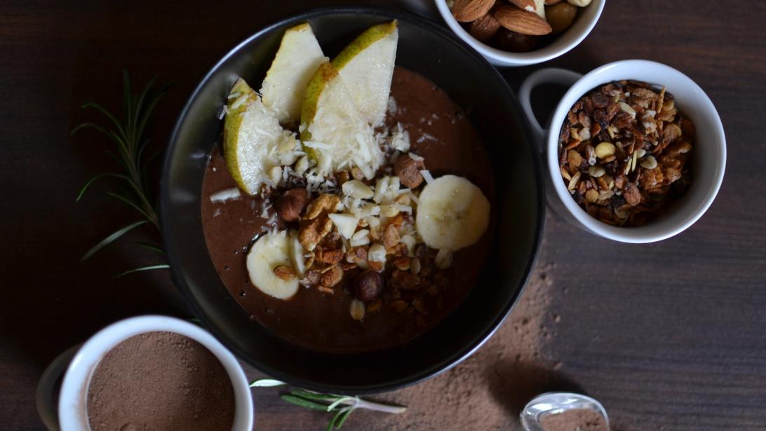 Recette: un smoothie bowl chocolat et poire pour bien commencer la journée Recette: un smoothie bowl chocolat et poire pour bien commencer la journée