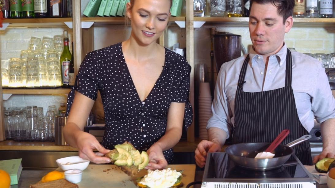 Karlie Kloss verklapt het recept van haar favoriete gezonde ontbijt Karlie Kloss verklapt het recept van haar favoriete gezonde ontbijt