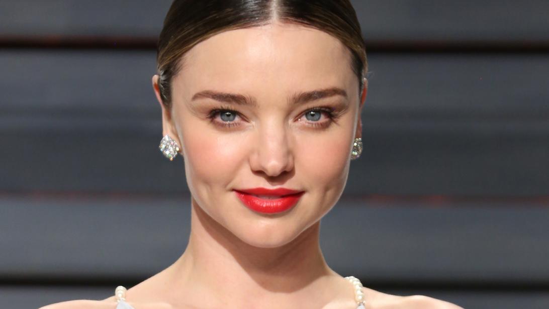 Miranda Kerr is stiekem getrouwd in deze opvallende jurk Miranda Kerr is stiekem getrouwd in deze opvallende jurk