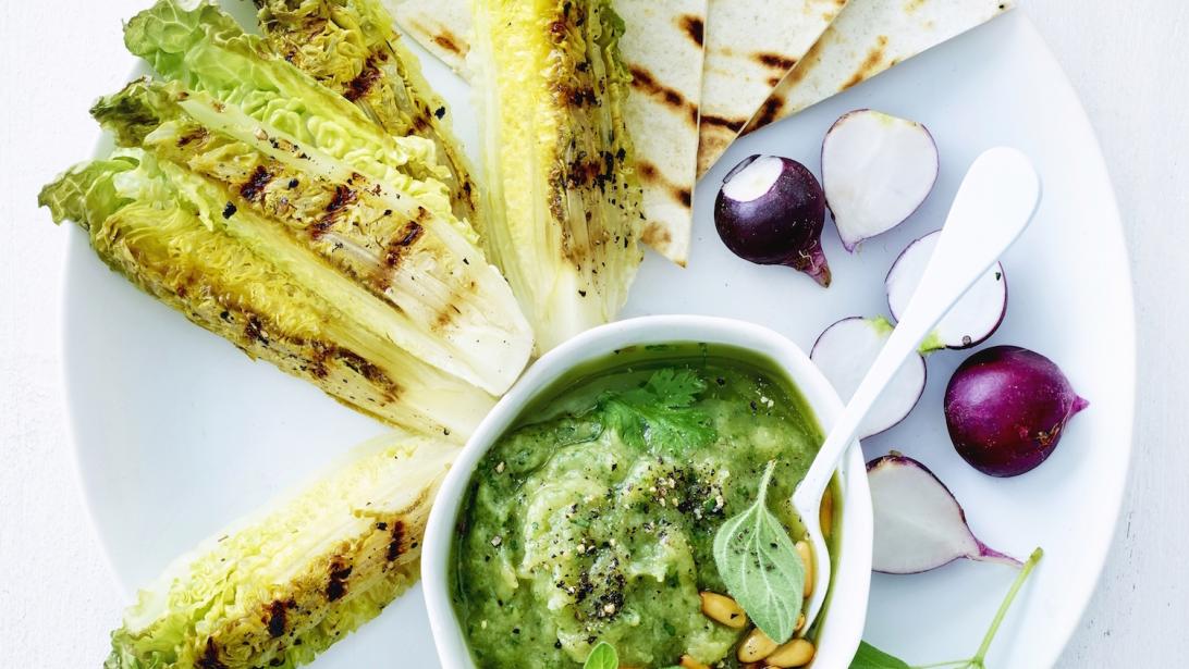 Dip à l'orientale: baba ganoush de courgettes et laitue grillée Dip à l'orientale: baba ganoush de courgettes et laitue grillée