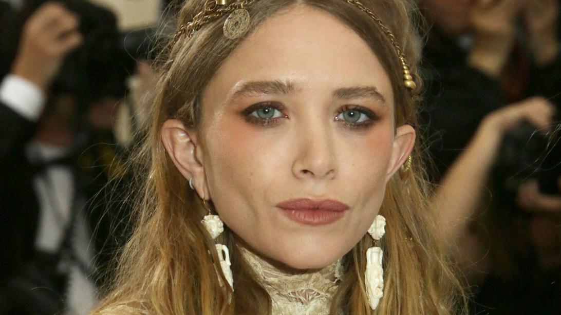 Mary-Kate Olsen draagt meest gewaagde bruidsmeisjesjurk OOIT Mary-Kate Olsen draagt meest gewaagde bruidsmeisjesjurk OOIT