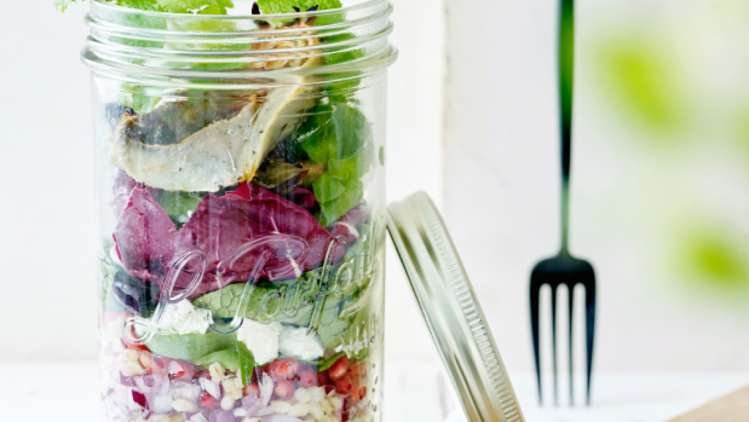 Gezonde lunch: salad in a jar met geitenkaas en granaatappel Gezonde lunch: salad in a jar met geitenkaas en granaatappel