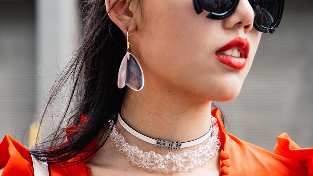 Fashionista's schuiven choker aan de kant voor oldskool accessoire Fashionista's schuiven choker aan de kant voor oldskool accessoire
