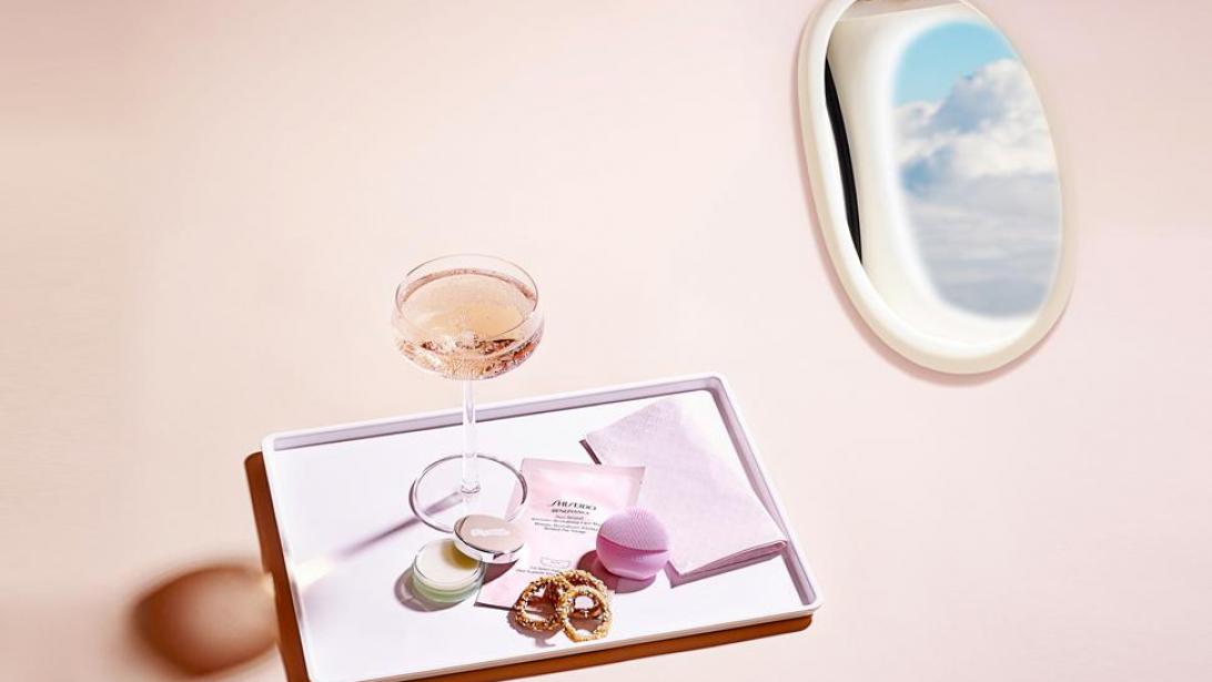 Stewardess tipt: dit drankje bestel je liever niet op het vliegtuig Stewardess tipt: dit drankje bestel je liever niet op het vliegtuig