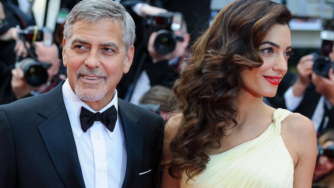 Amal Clooney verschijnt met korte coupe op de rode loper Amal Clooney verschijnt met korte coupe op de rode loper