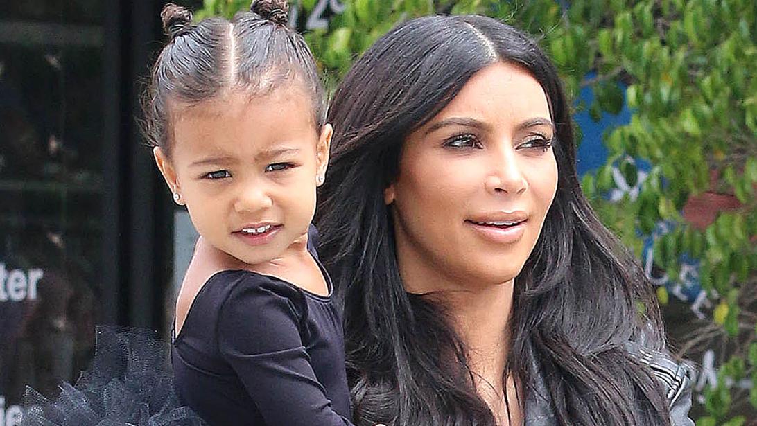 Kim Kardashian en North voor het eerst samen op cover Kim Kardashian en North voor het eerst samen op cover