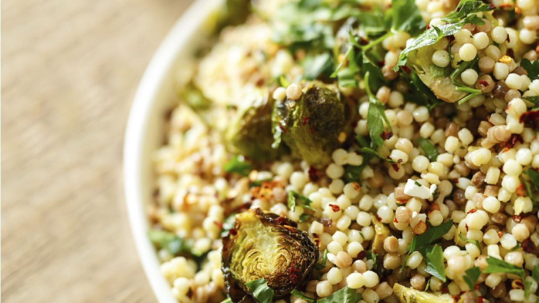 Recette: salade fregola sarda, choux de bruxelles & feta Recette: salade fregola sarda, choux de bruxelles & feta