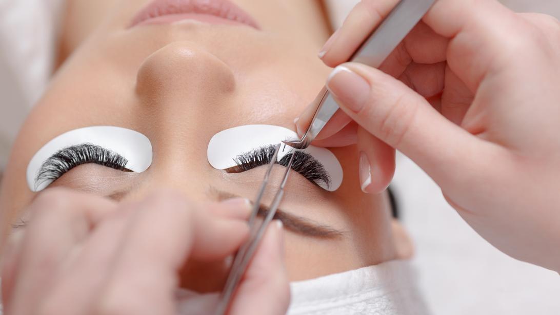 Les extensions de cils, une lubie beauté risquée Les extensions de cils, une lubie beauté risquée