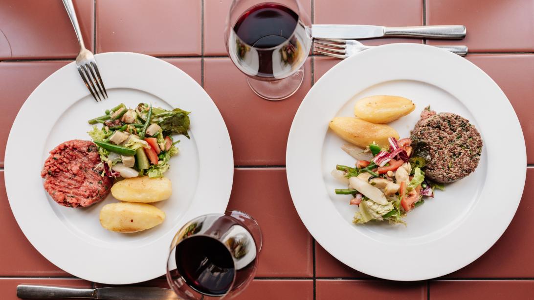 Must-try: zo maak je de steak tartaar van Bar(t)-à-vin gewoon zelf Must-try: zo maak je de steak tartaar van Bar(t)-à-vin gewoon zelf