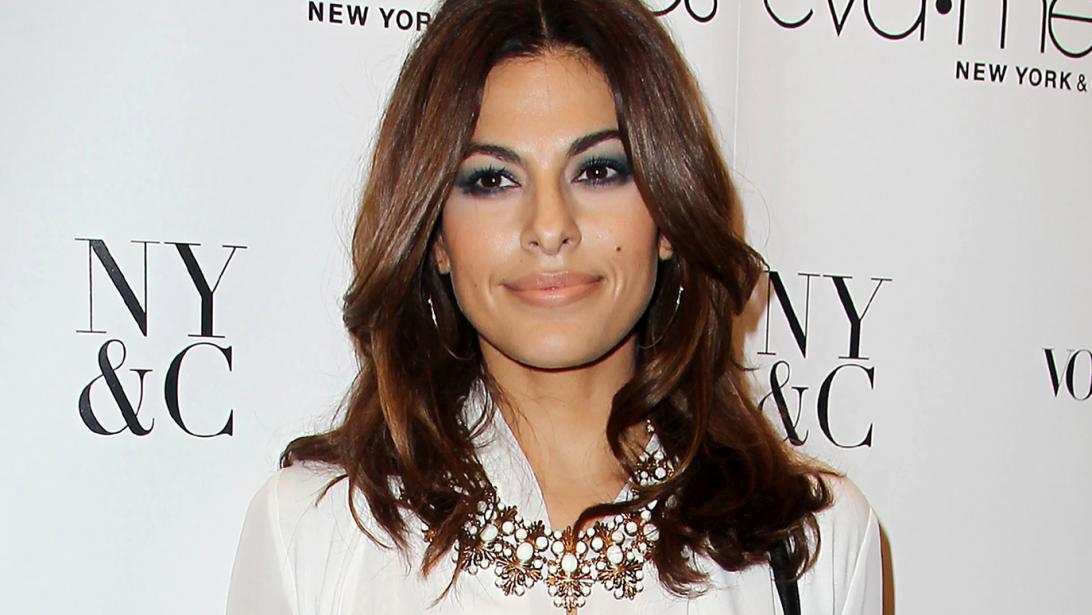 Eva Mendes onderging zopas haar meest drastische kapsel make-over OOIT Eva Mendes onderging zopas haar meest drastische kapsel make-over OOIT