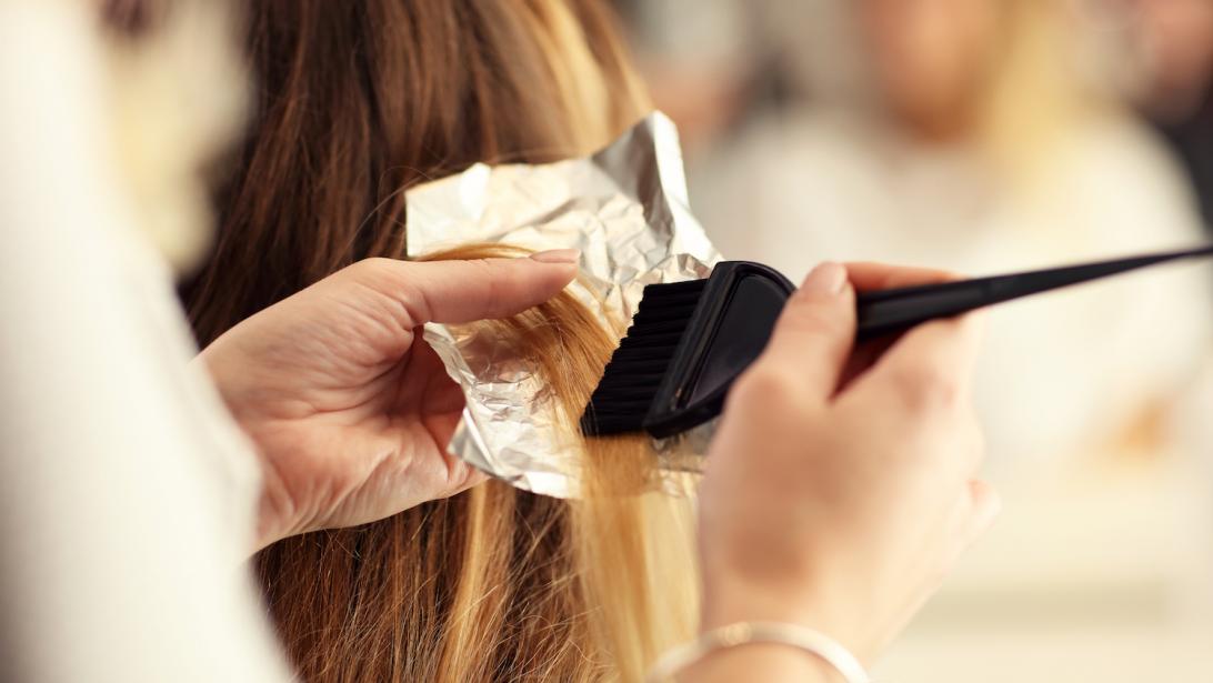 Cheveux: les colorations et lissages augmenteraient le risque de cancer du sein Cheveux: les colorations et lissages augmenteraient le risque de cancer du sein