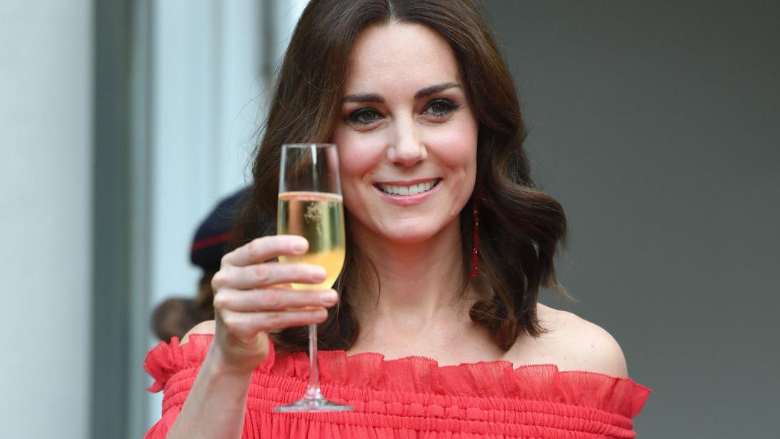 Waarom Kate Middleton nooit rode nagellak zal dragen Waarom Kate Middleton nooit rode nagellak zal dragen