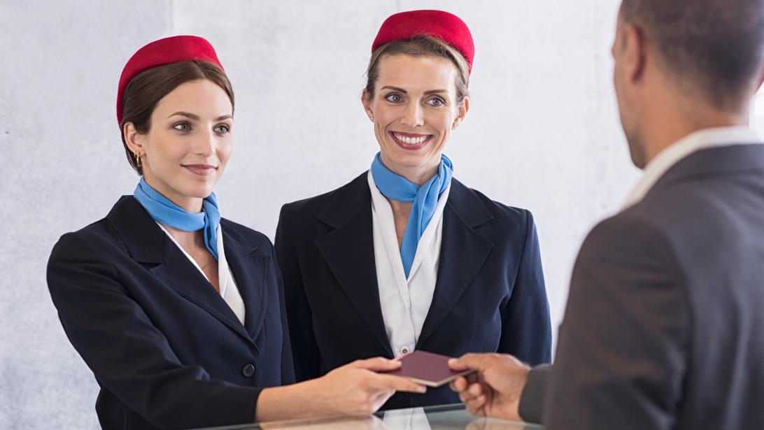 Waarom de stewardess je van kop tot teen bekijkt bij het boarden Waarom de stewardess je van kop tot teen bekijkt bij het boarden