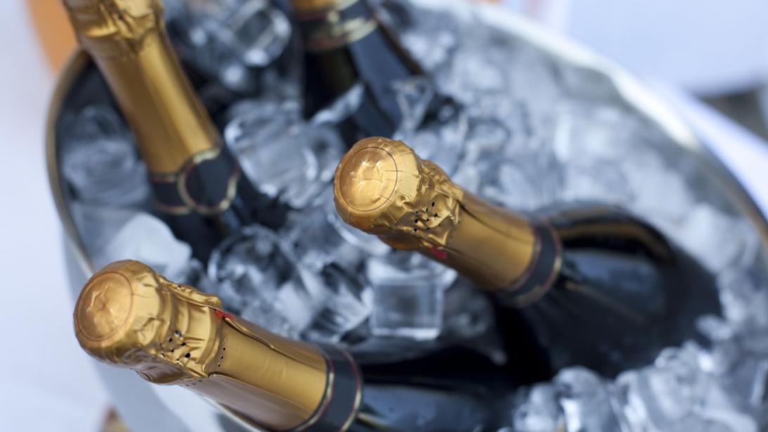 Dankzij dit eenvoudige trucje tover je de bubbels terug in je slap geworden champagne Dankzij dit eenvoudige trucje tover je de bubbels terug in je slap geworden champagne