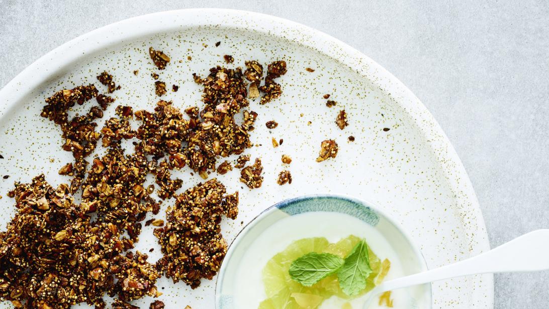 Crunchy en gezond: homemade granola met yoghurt, limoen en gember Crunchy en gezond: homemade granola met yoghurt, limoen en gember
