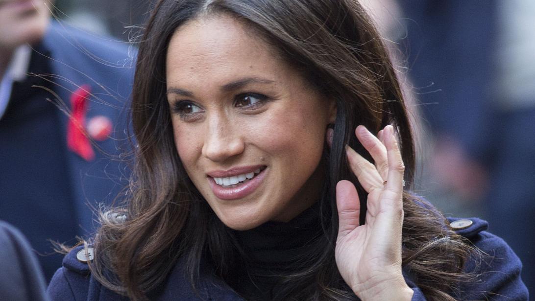 Lichaamstaalexpert onthult waarom Meghan Markle vaak in haar haren zit Lichaamstaalexpert onthult waarom Meghan Markle vaak in haar haren zit