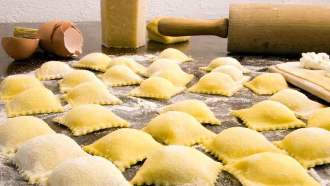 L'artista: Italiaans eten met zicht op de Sint-Romboutskathedraal L'artista: Italiaans eten met zicht op de Sint-Romboutskathedraal