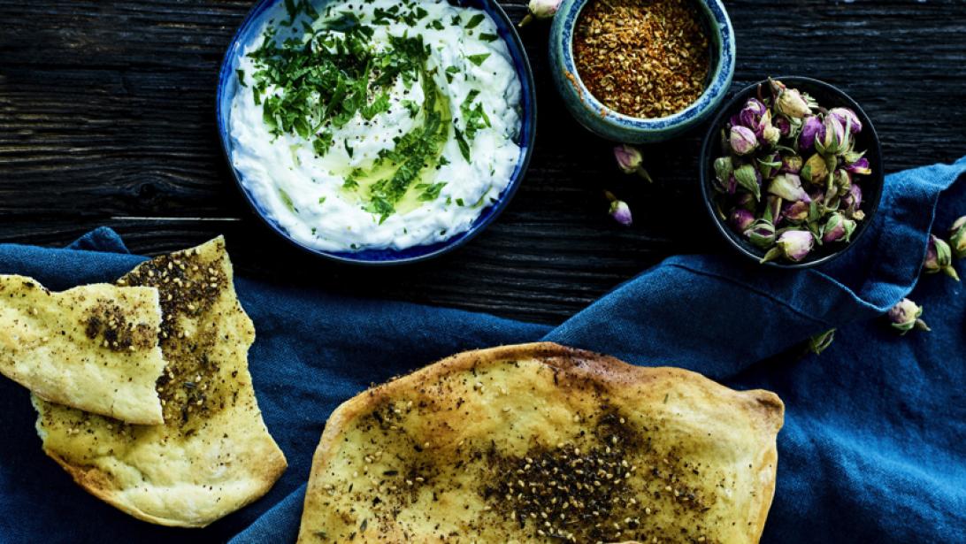 Recept: Libanees platbrood met za'atar en een pittig-frisse yoghurtdip Recept: Libanees platbrood met za'atar en een pittig-frisse yoghurtdip