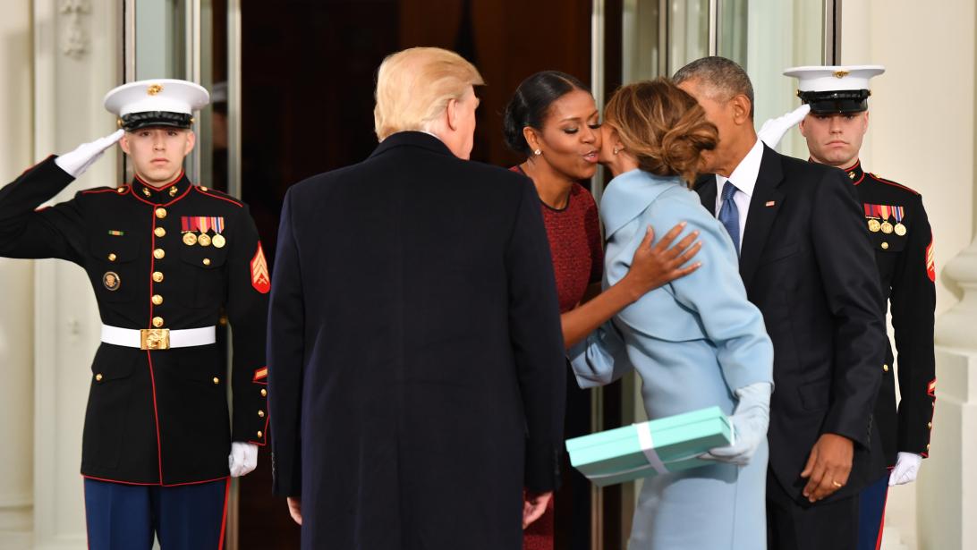 Michelle Obama onthult eindelijk wat er in de blauwe doos van Melania zat Michelle Obama onthult eindelijk wat er in de blauwe doos van Melania zat