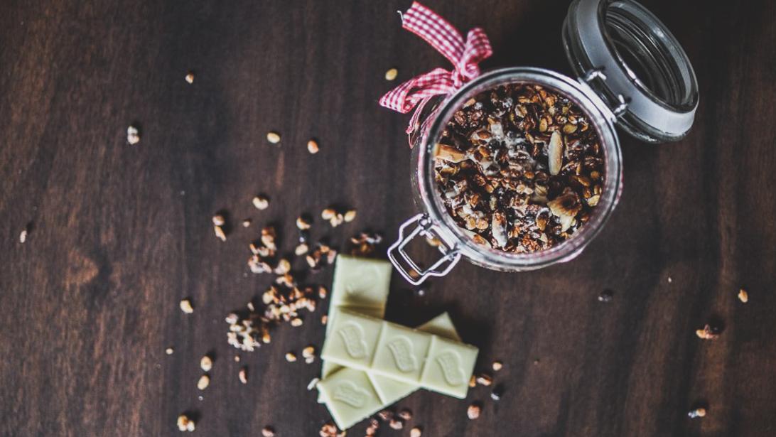 Réveil en douceur et gourmandise avec ce granola aux amandes et chocolat blanc Réveil en douceur et gourmandise avec ce granola aux amandes et chocolat blanc
