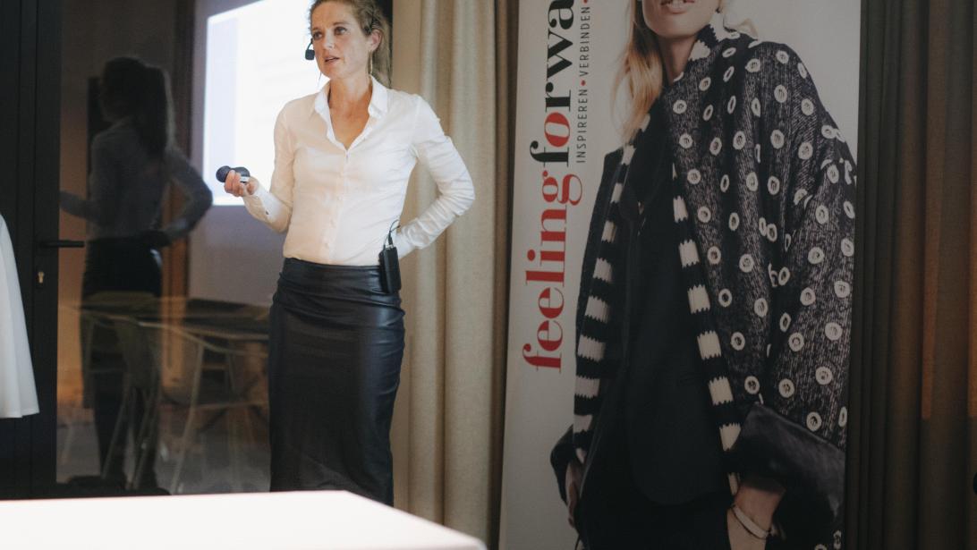 Het nieuwe relatiefenomeen: Rika legt uit tijdens Feeling Forward Sessie Het nieuwe relatiefenomeen: Rika legt uit tijdens Feeling Forward Sessie