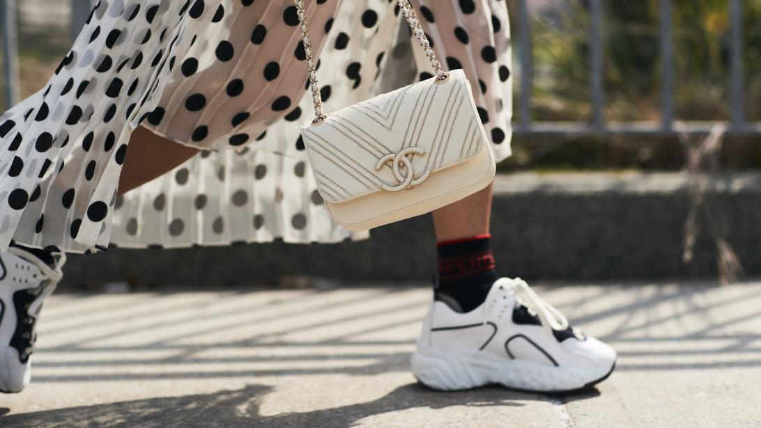 Op deze 3 manieren dragen modejournalisten hun sneakers Op deze 3 manieren dragen modejournalisten hun sneakers