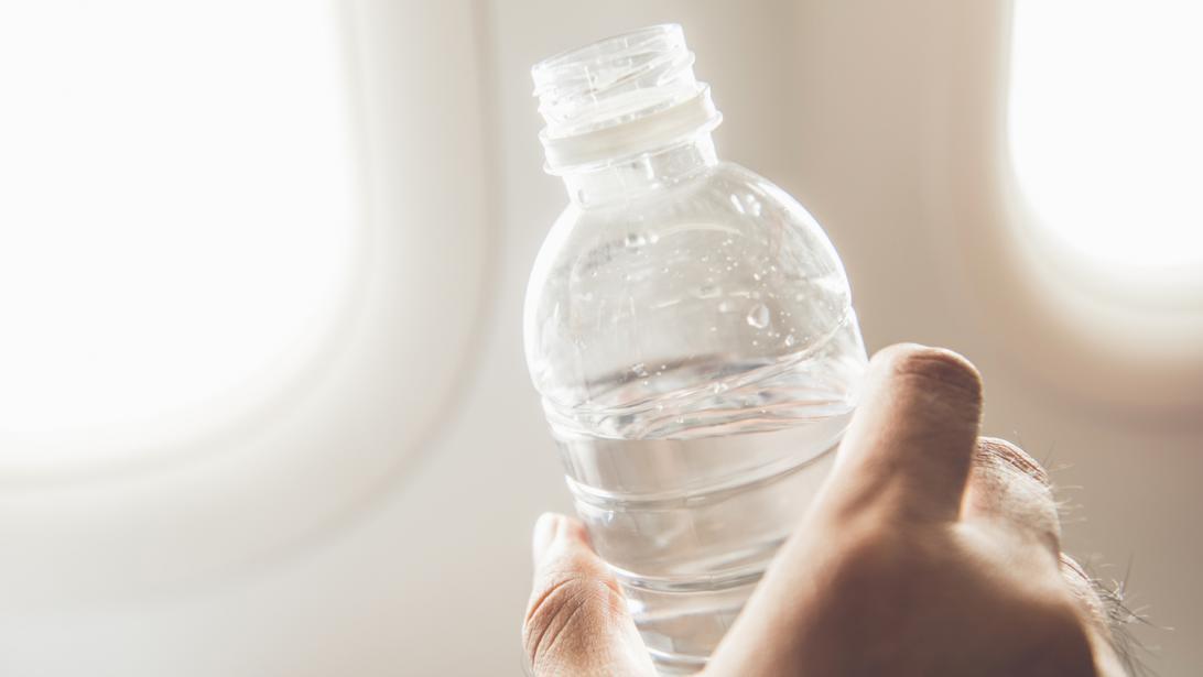 Waarom je op het vliegtuig best dubbel zoveel water drinkt Waarom je op het vliegtuig best dubbel zoveel water drinkt