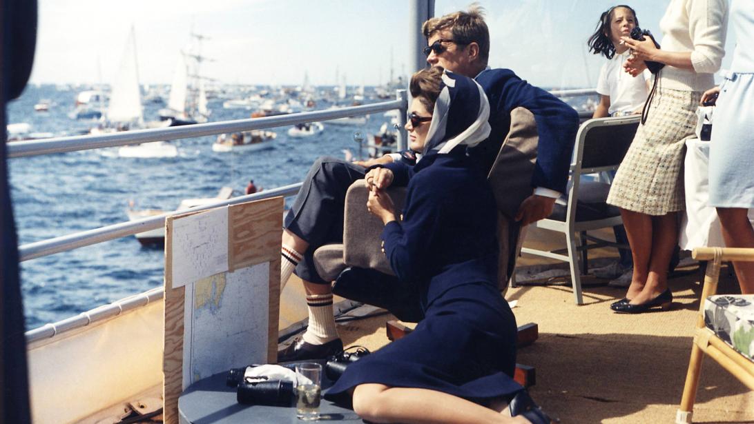 De iconische foulard van Jackie Kennedy (mét handtekening) is nu te koop De iconische foulard van Jackie Kennedy (mét handtekening) is nu te koop