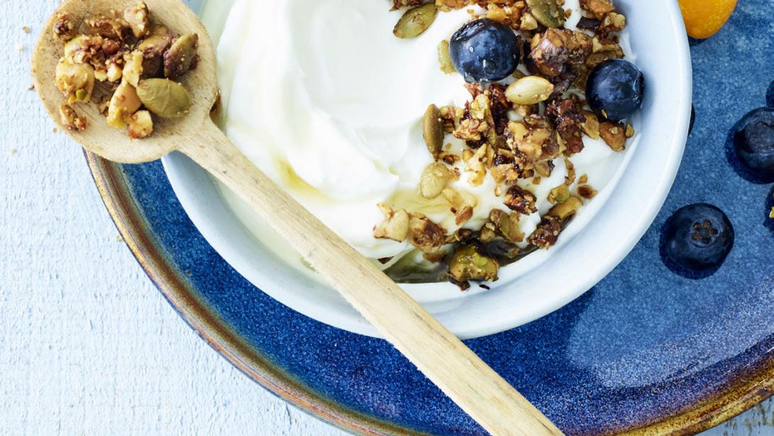 In 20 minuten heerlijke maar vooral gezonde granola voor een hele week In 20 minuten heerlijke maar vooral gezonde granola voor een hele week