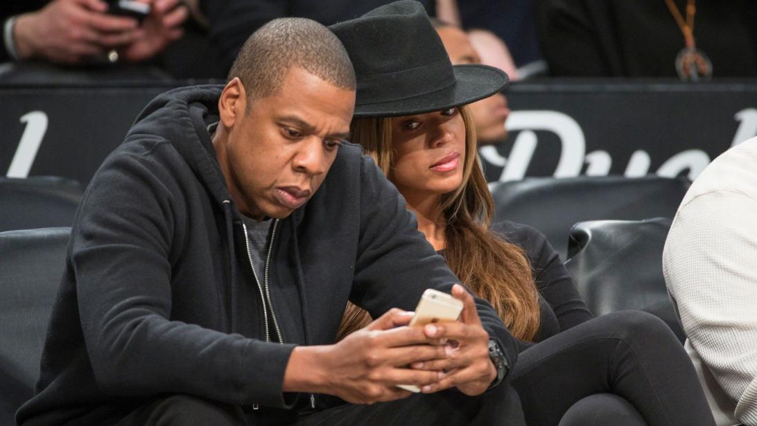 Les couples qui publient peu sur les réseaux sociaux seraient plus heureux Les couples qui publient peu sur les réseaux sociaux seraient plus heureux