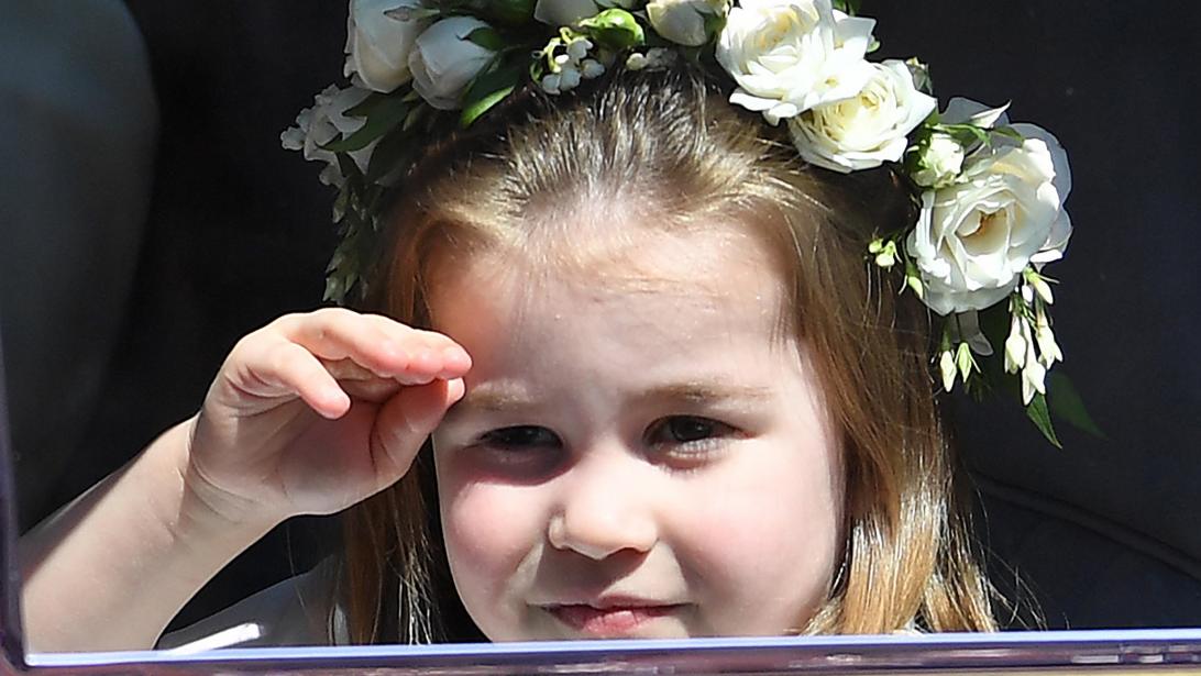 Ook prinses Charlotte en prins George waren vandaag op hun paasbest Ook prinses Charlotte en prins George waren vandaag op hun paasbest