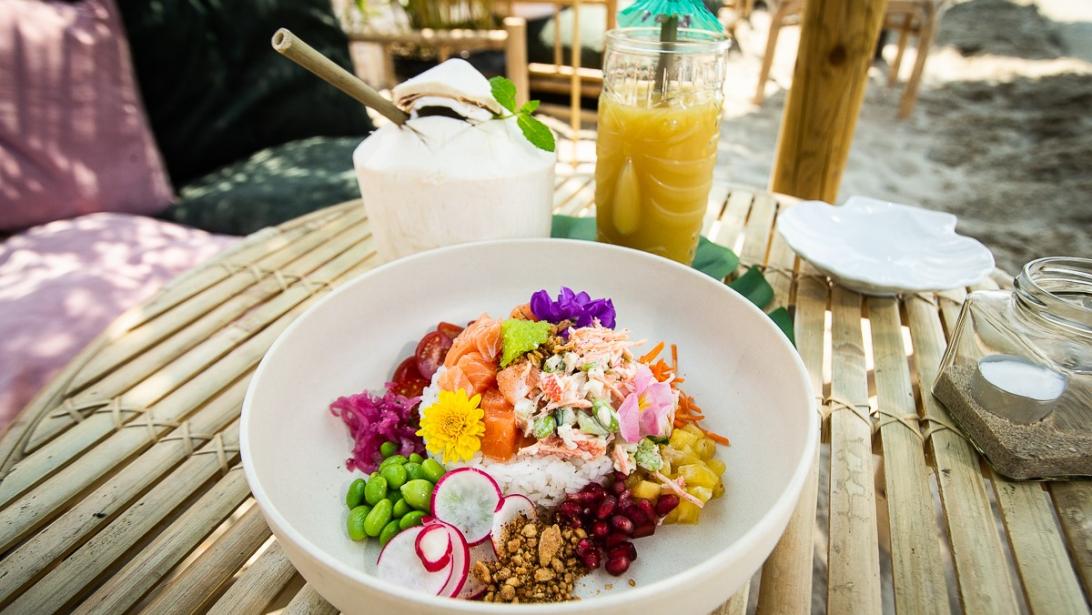 Bocadero: Hawaiaanse pokébowls & het mooiste uitzicht van ’t stad Bocadero: Hawaiaanse pokébowls & het mooiste uitzicht van ’t stad