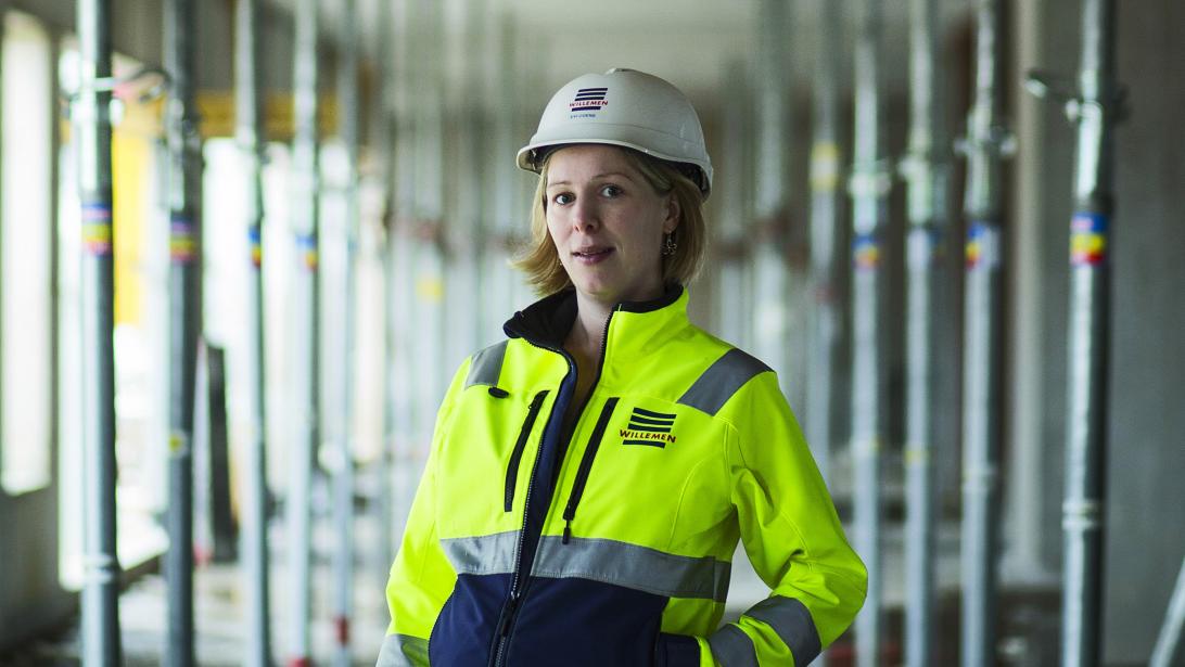 Straffe getuigenis: Evi staat haar mannetje in de bouw Straffe getuigenis: Evi staat haar mannetje in de bouw