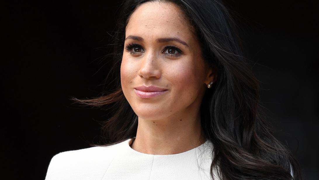 Deze vrouw lijkt sprekend op Meghan Markle Deze vrouw lijkt sprekend op Meghan Markle