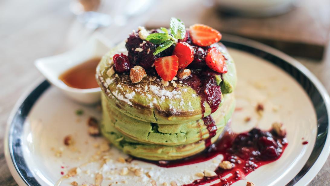 La recette du dimanche: les fabuleux pancakes au matcha et à la fraise La recette du dimanche: les fabuleux pancakes au matcha et à la fraise