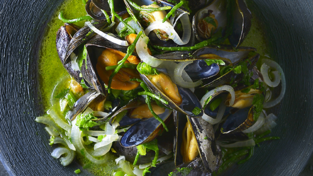Recette: moules aux salicornes et laitue de mer Recette: moules aux salicornes et laitue de mer