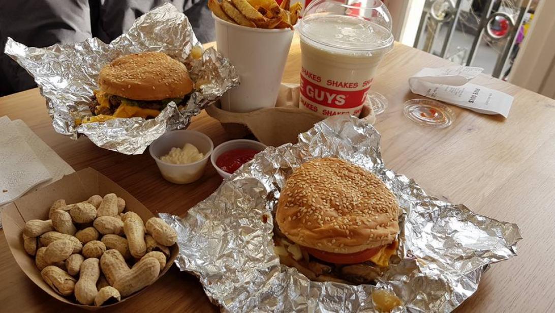 Evelien proeft deze week fastfood bij Five Guys in Antwerpen Evelien proeft deze week fastfood bij Five Guys in Antwerpen