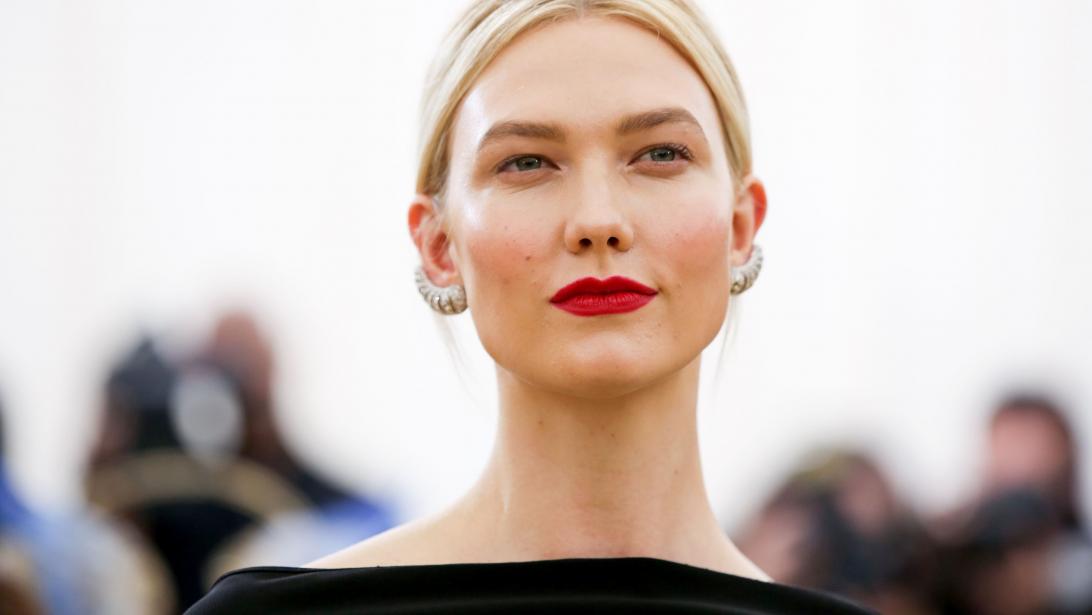 WOW! De verlovingsring van Karlie Kloss is énorm WOW! De verlovingsring van Karlie Kloss is énorm