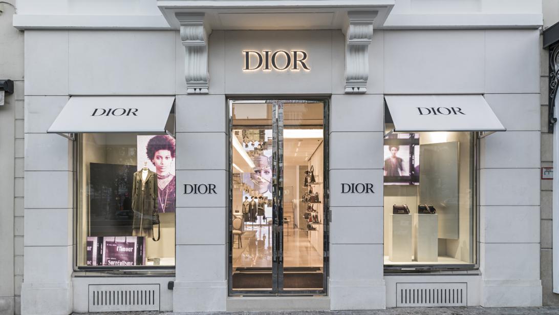 VIP-ruimte, groen terras én kunstwerken: dit is de vernieuwde Dior boetiek in Brussel VIP-ruimte, groen terras én kunstwerken: dit is de vernieuwde Dior boetiek in Brussel