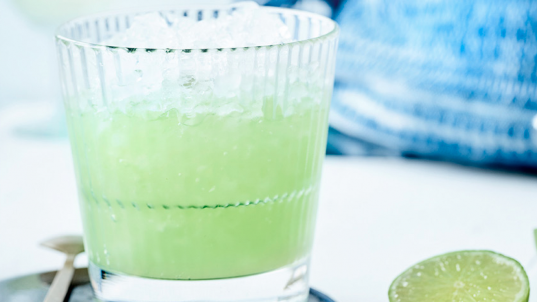 Cocktail d'été rafraîchissant au citron vert et au concombre Cocktail d'été rafraîchissant au citron vert et au concombre