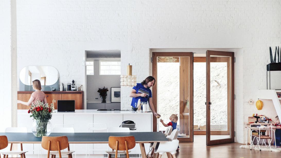 Binnenkijken: van sanatorium tot moderne woning met een strak wit interieur Binnenkijken: van sanatorium tot moderne woning met een strak wit interieur