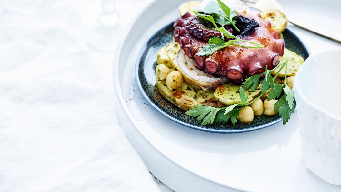 Heerlijk: geroosterde inktvis met aardappelen en een kikkererwetensalade Heerlijk: geroosterde inktvis met aardappelen en een kikkererwetensalade