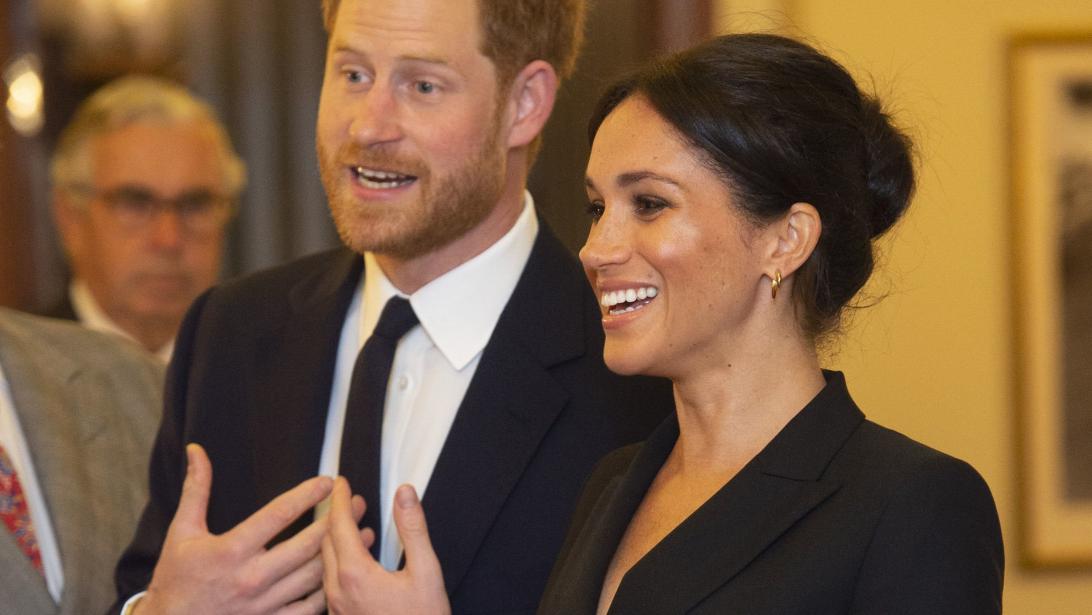 Meghan Markle draagt haar meest uitdagende 'royal' look ooit Meghan Markle draagt haar meest uitdagende 'royal' look ooit