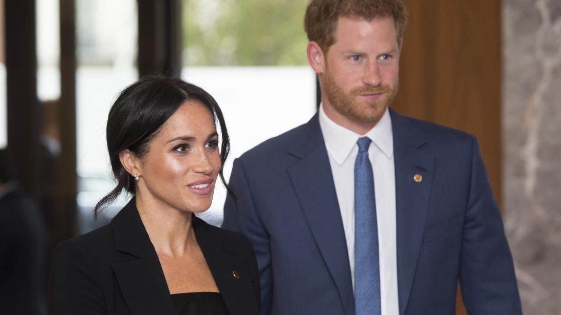 De Queen is vast niet blij nadat Meghan Markle deze outfit droeg De Queen is vast niet blij nadat Meghan Markle deze outfit droeg