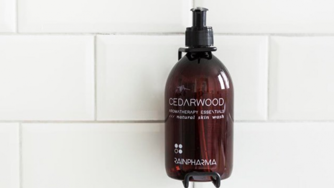 Win 1 van de 15 Cedarwood douchegels van Rainpharma t.w.v. € 38 Win 1 van de 15 Cedarwood douchegels van Rainpharma t.w.v. € 38