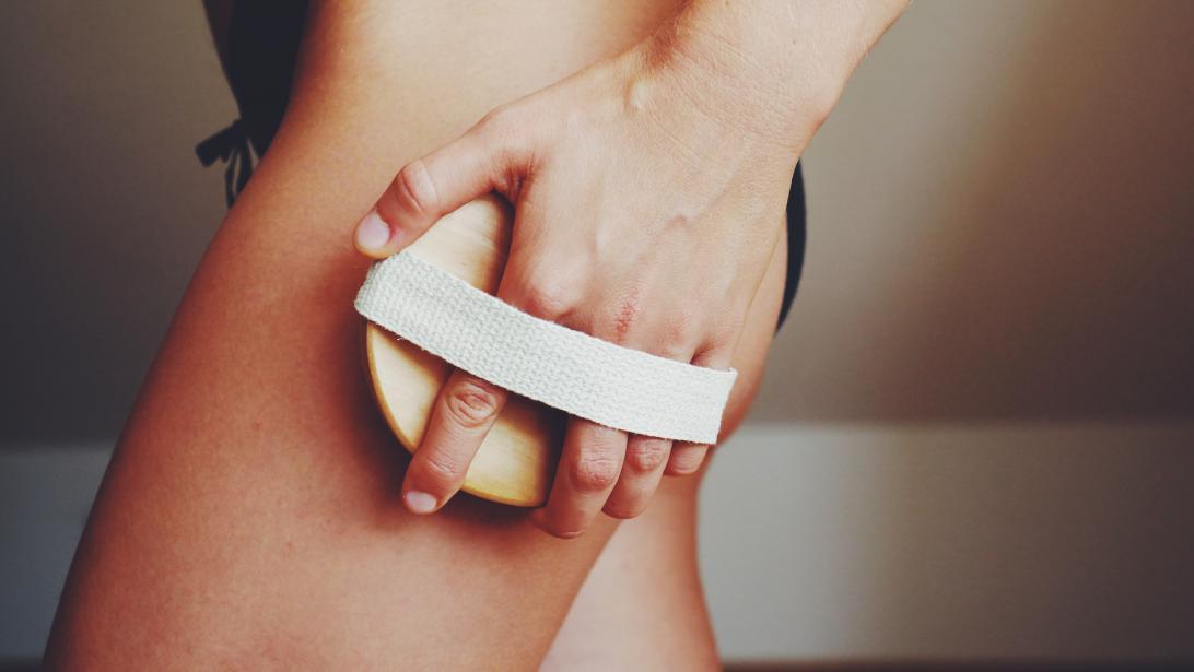 Le brossage à sec est-il vraiment efficace contre la cellulite? Le brossage à sec est-il vraiment efficace contre la cellulite?